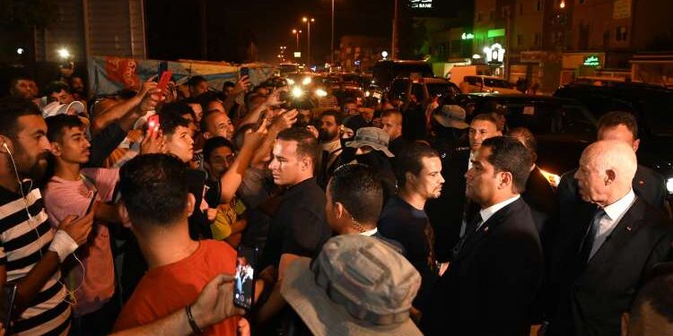 Kais Saied s’offre un bain de foule à Mnihla et à la cité Intilaka