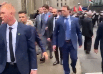 Justin Trudeau pris à parti par des manifestants : "Tu as du sang sur les mains"