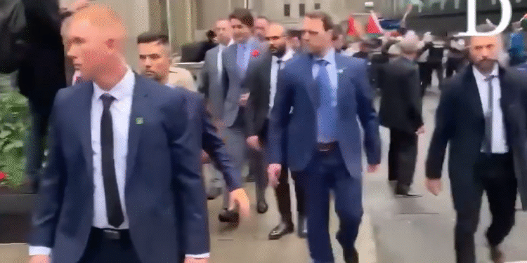 Justin Trudeau pris à parti par des manifestants : "Tu as du sang sur les mains"