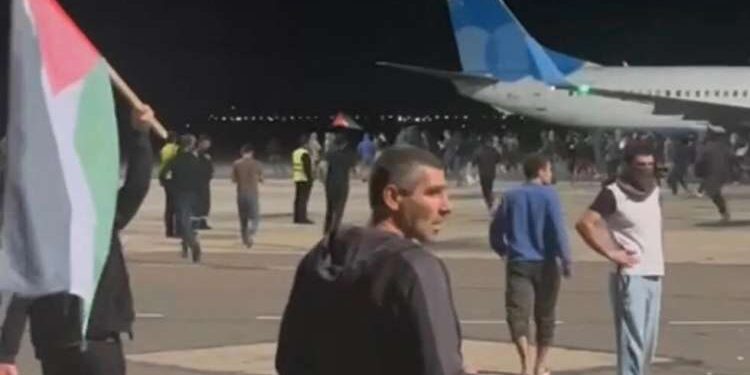 Russie: L’aéroport du Daguestan pris d'assaut par une foule à la recherche d’Israéliens