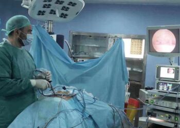 Tunisie : Première chirurgie réussie de la colonne vertébrale par voie endoscopique