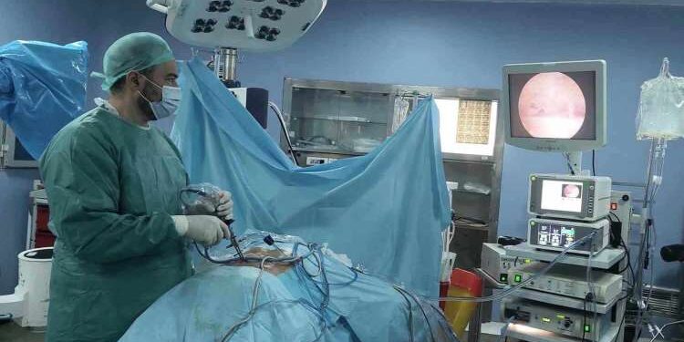 Tunisie : Première chirurgie réussie de la colonne vertébrale par voie endoscopique