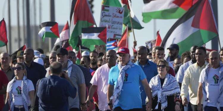 A Cuba, le président en tête d’une manifestation de soutien aux Palestiniens