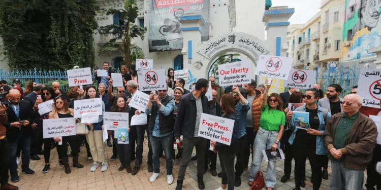 HRW : Les autorités tunisiennes utilisent un décret sur la cybercriminalité contre les opposants