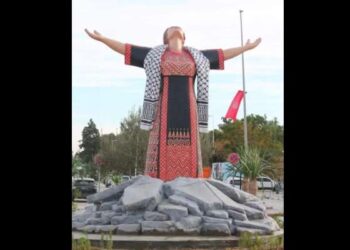 Une statue symbolisant la résistance à Gaza, érigée devant l'ambassade de Palestine à Tunis