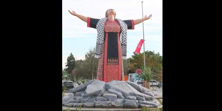 Une statue symbolisant la résistance à Gaza, érigée devant l'ambassade de Palestine à Tunis