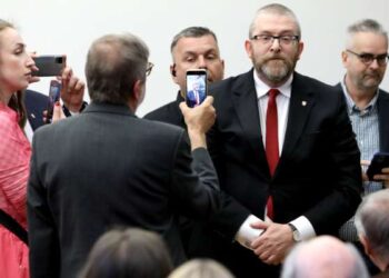 Un député polonais perturbe la fête juive de Hanouka dans l’enceinte du parlement !