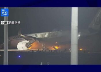 Un avion de ligne prend feu sur la piste de l’aéroport de Tokyo-Haneda