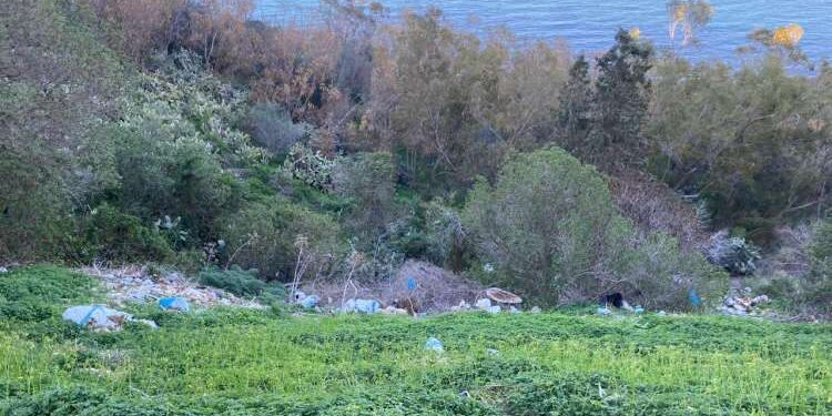A Sidi Bou Said, levée de boucliers pour un muret et silence total pour la décharge sauvage