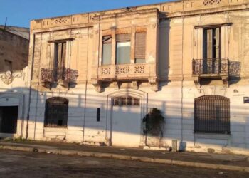 Un immeuble en ruines, un square désert et une mémoire oubliée
