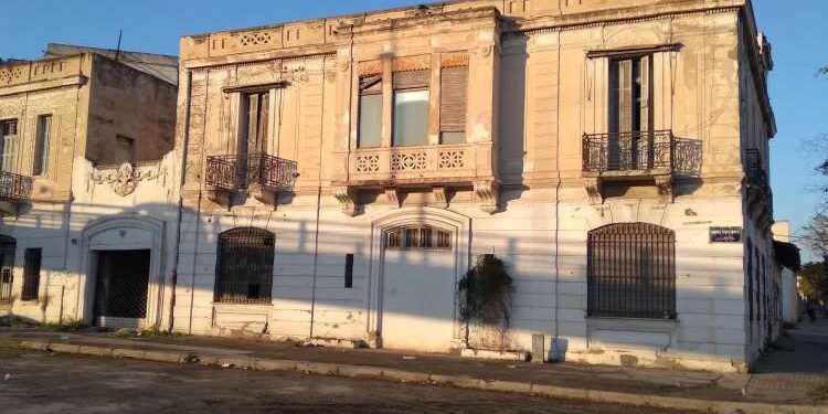 Un immeuble en ruines, un square désert et une mémoire oubliée