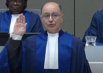 Haykel Ben Mahfoudh prête serment comme nouvel élu à la CPI