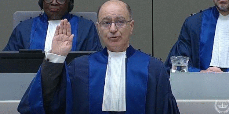 Haykel Ben Mahfoudh prête serment comme nouvel élu à la CPI