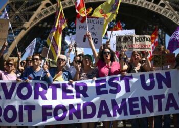 La France devient le premier pays à inscrire l'IVG dans sa Constitution