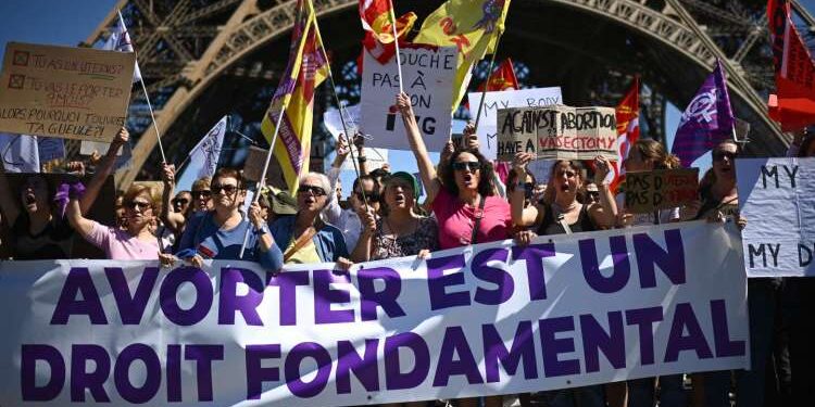 La France devient le premier pays à inscrire l'IVG dans sa Constitution