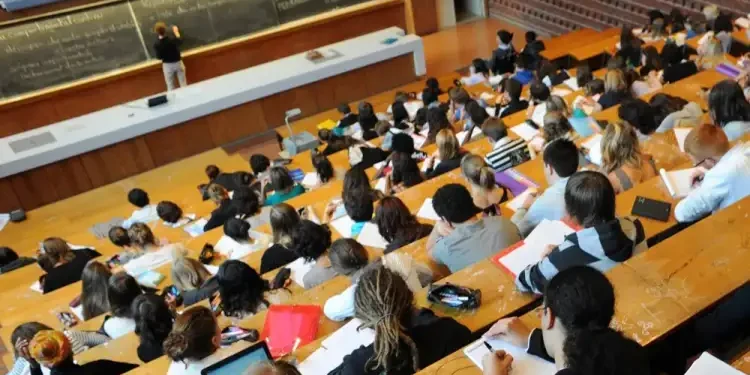 La Tunisie compte plus de 20 mille étudiants non boursiers à l’étranger