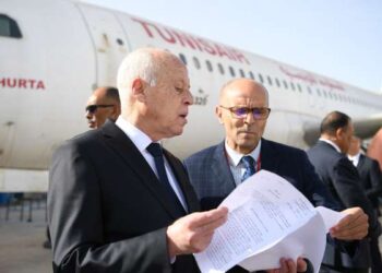 Tunisie : Dossiers en main, Kais Saied en visite inopinée à l’aéroport Tunis-Carthage