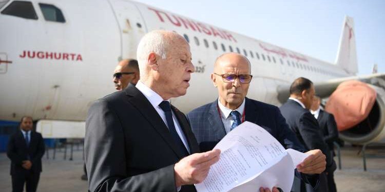 Tunisie : Dossiers en main, Kais Saied en visite inopinée à l’aéroport Tunis-Carthage