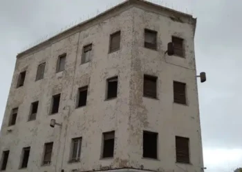 Snapshot : A Bab Bhar, une porte superbe et l'abandon au-dessus