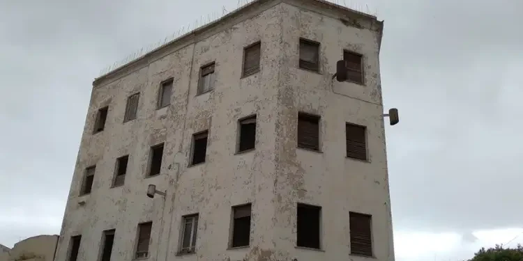 Snapshot : A Bab Bhar, une porte superbe et l'abandon au-dessus