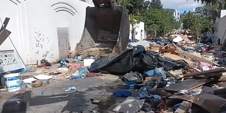 Des migrants subsahariens évacués par la police aux Berges du Lac