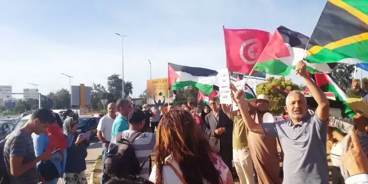 Les Tunisiens expriment leur solidarité avec les Palestiniens devant l'ambassade des États-Unis