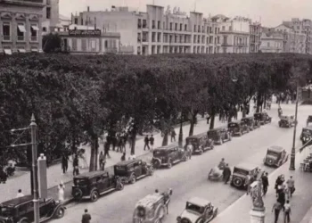 L'avenue, son train et ses taxis