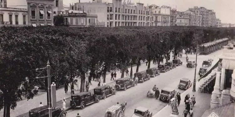L'avenue, son train et ses taxis