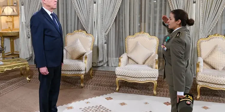 Kaïs Saïd décore le commandant Ahlem Douzi