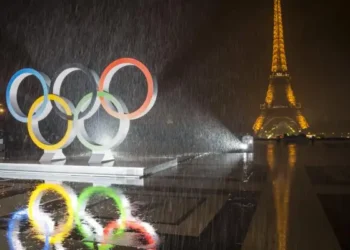 Paris en habits olympiques : Sportifs, artistes et monuments sur Seine