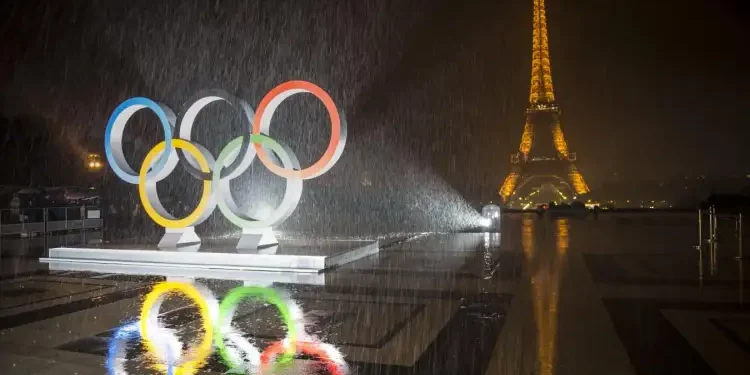 Paris en habits olympiques : Sportifs, artistes et monuments sur Seine