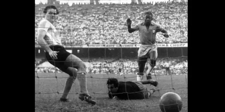 Pelé, seize ans et huit mois, en 1957