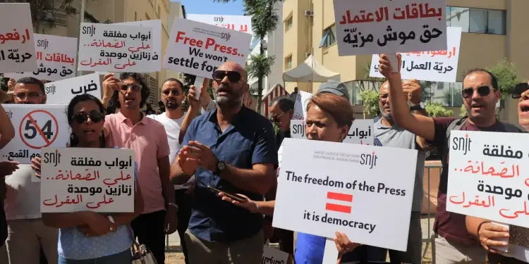 Tunisie : Des journalistes et des activistes manifestent devant le siège de l’ISIE