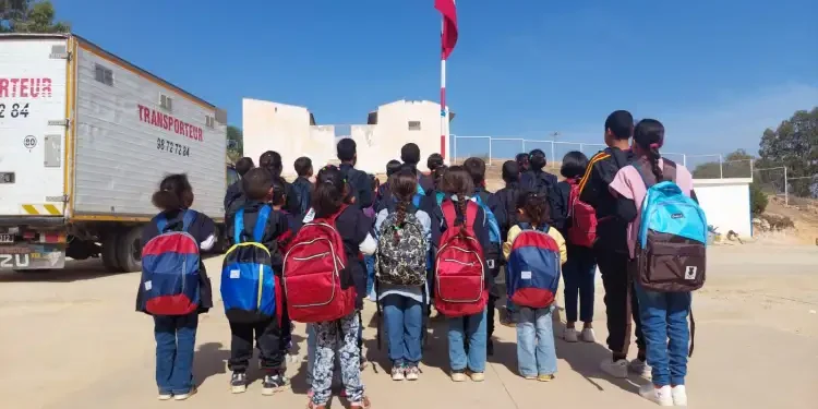 Un millier de sacs scolaires offerts par Tunisie Telecom et Al Madaneya : un soutien essentiel à l’éducation
