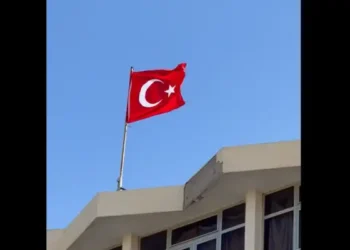 Tunisie : Un bâtiment administratif orné d’un drapeau turc