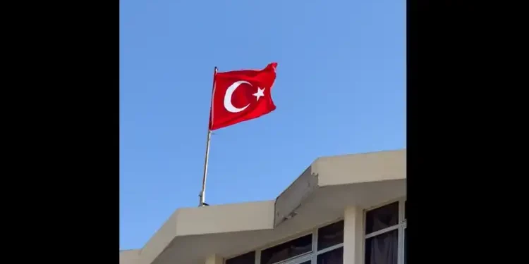 Tunisie : Un bâtiment administratif orné d’un drapeau turc