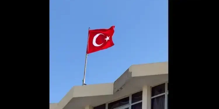 Tunisie : Un bâtiment administratif orné d’un drapeau turc, 10 accusés