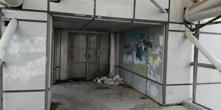 Incivilités : Les poubelles du pont sur l'autoroute