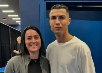 Ons Jabeur pose aux côtés de Cristiano Ronaldo