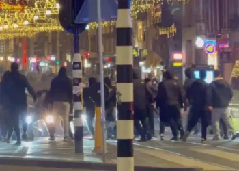 Amsterdam : des supporters israéliens attaquent un drapeau palestinien, dix blessés signalés