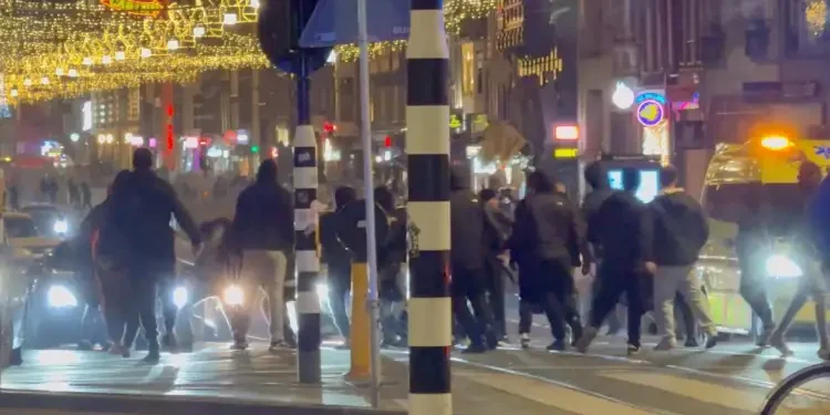 Amsterdam : des supporters israéliens attaquent un drapeau palestinien, dix blessés signalés