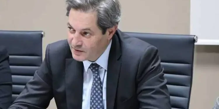 Tunisie : L’ancien ministre Riadh Mouakher condamné à trois ans de prison