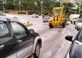 Tunisie : Une route principale bloquée par le verglas à Béja
