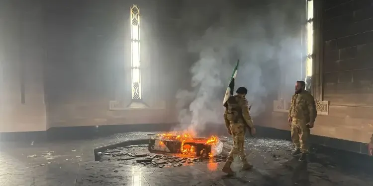 Syrie : Des rebelles incendient le tombeau de Hafedh al-Assad