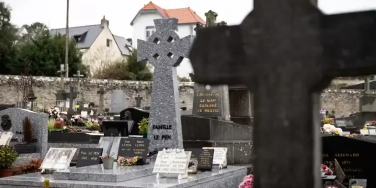 France : La tombe de Jean-Marie Le Pen vandalisée