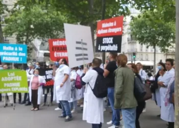 France : 300 médecins étrangers en grève de la faim