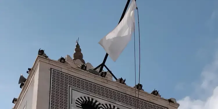 Mosquée de la Kasbah : Le drapeau blanc est de retour