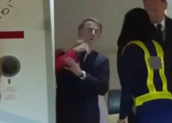 L’Élysée dément les rumeurs d’altercation entre Emmanuel et Brigitte Macron à leur descente d’avion