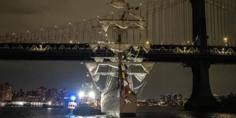 Un navire mexicain percute le pont de Brooklyn : deux morts et 19 blessés