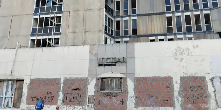 Hôtel du Lac : Il tombe en ruines et toujours rien de nouveau